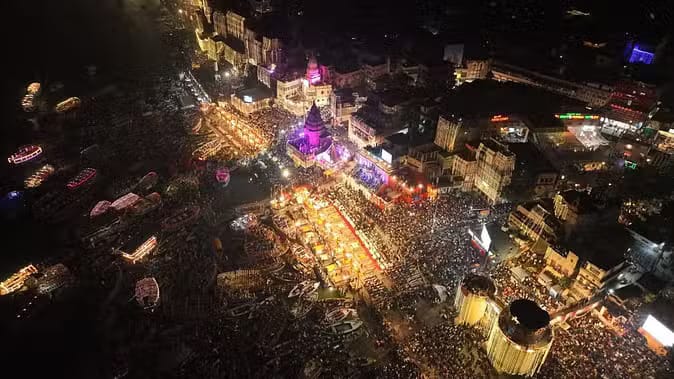 दीपों से जगमगाई काशी: 84 गंगा घाटों पर जले 17 लाख दीये, देव दीपावली का अद्भुत नजारा