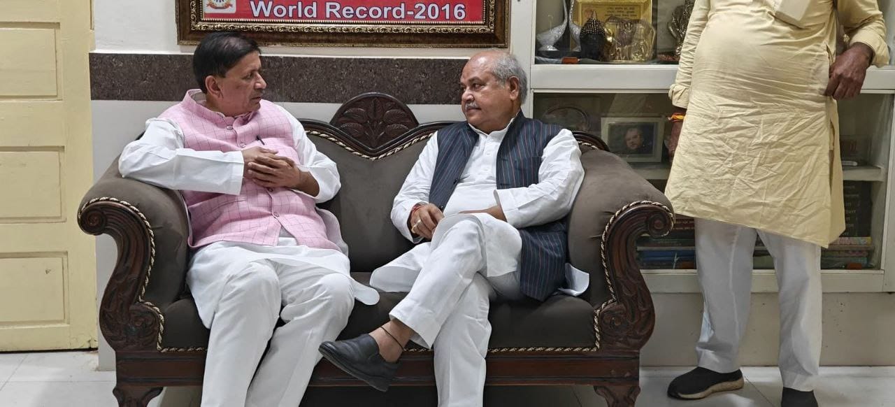 बोलती तस्वीर..' दो  नरेंदर एक साथ   किसको करेंगे   सरेंडर'