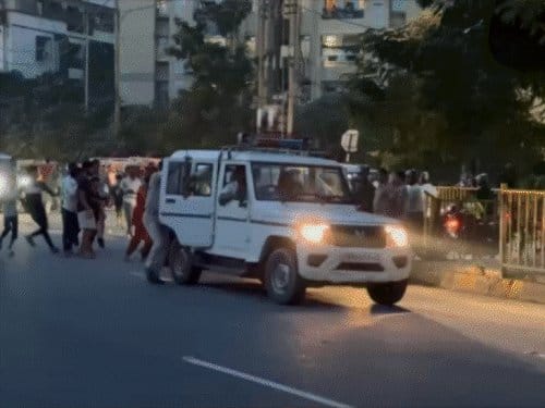 पटना में हंगामा , पुलिस पर पथराव