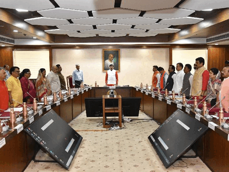 नगरपालिका अध्यक्षों को हटाने पर रोक का अध्यादेश