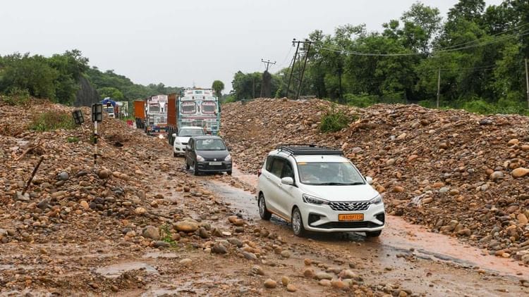 जम्मू-कश्मीर में बारिश से भूस्खलन त्रासदी