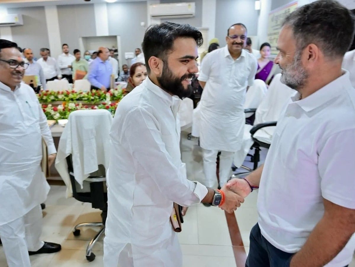 राहुल गांधी के रायबरेली दौरे पर मंत्री का प्रदर्शन और हाथ मिलाना