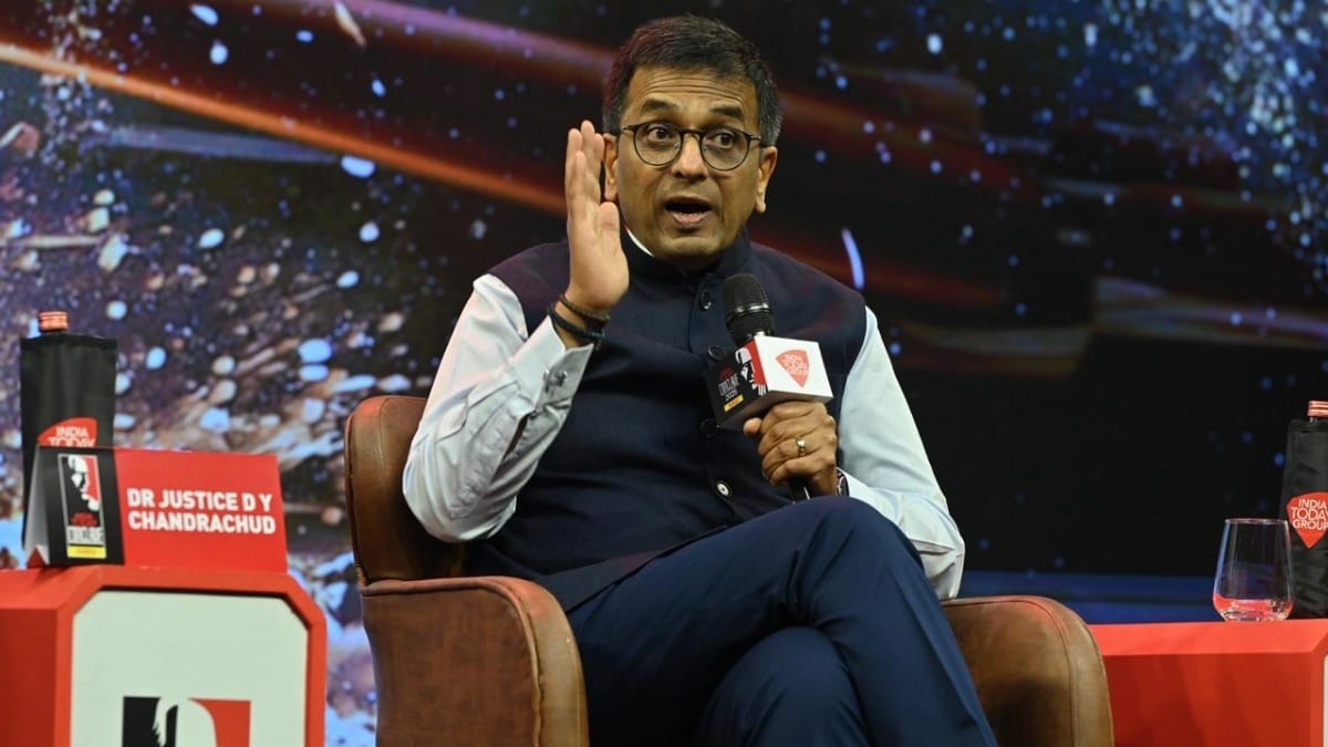 डीवाई चंद्रचूड़ का बयान: पीएम मोदी को पूजा में बुलाना शिष्टाचार