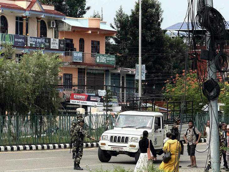 नेपाल में हिंसा  के बीच सेना ने संभाली कमान
