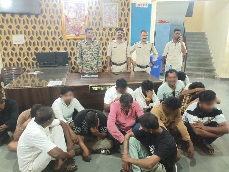छतरपुर में पुलिस की बड़ी कार्रवाई, 16 जुआरी गिरफ्तार, ₹59,125 नकद जब्त