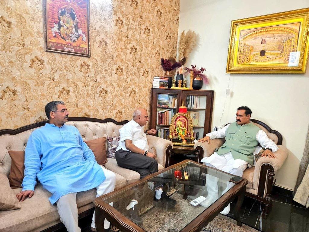 नरोत्तम मिश्रा पूर्व गृहमंत्री के सरकारी आवास पर पहुंचे प्रदेश भाजपा अध्यक्ष हेमंत खंडेलवाल और संगठन महामंत्री हिदानंदशर्मा