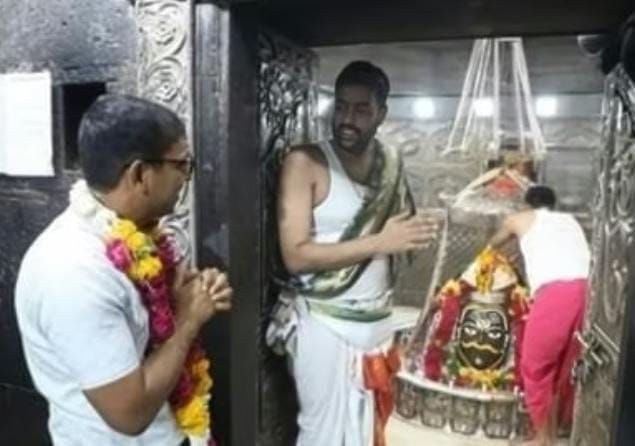 महाकाल के दर पर आशीर्वाद लेकर पहुंचे आशीष सिंह इंदौर कलेक्टर को उज्जैन का संभागायुक्त बनाया गया.. मोहन सरकार आशीष को पहले ही 2028 में होने वाले संघर्ष मेले का मेला अधिकारी नियुक्त कर चुकी है