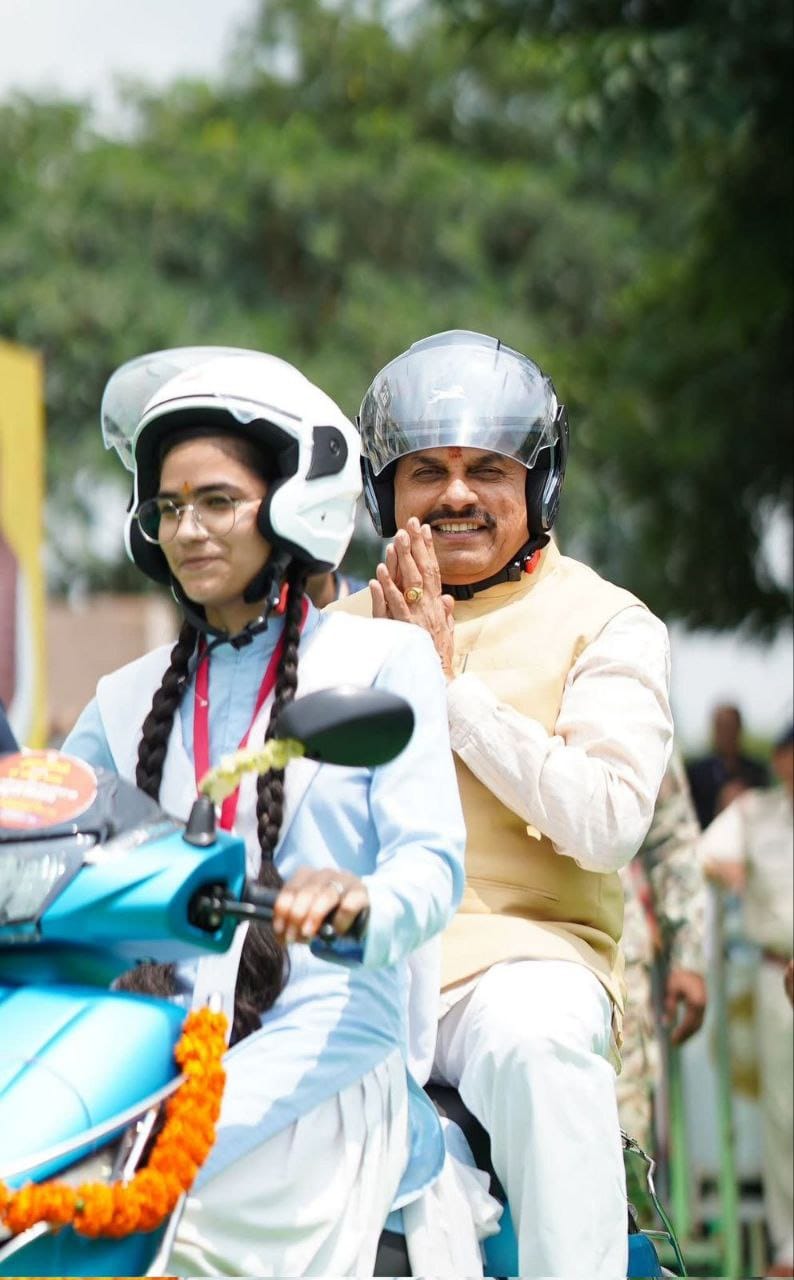 उत्साह वर्धन( स्कूटी से सपनों को गति))मध्य प्रदेश की प्रतिभाशाली छात्रा को सरकार द्वारा उपलब्ध कराई गई स्कूटी की सवारी करते हुए मुख्यमंत्री डॉ मोहन यादव,