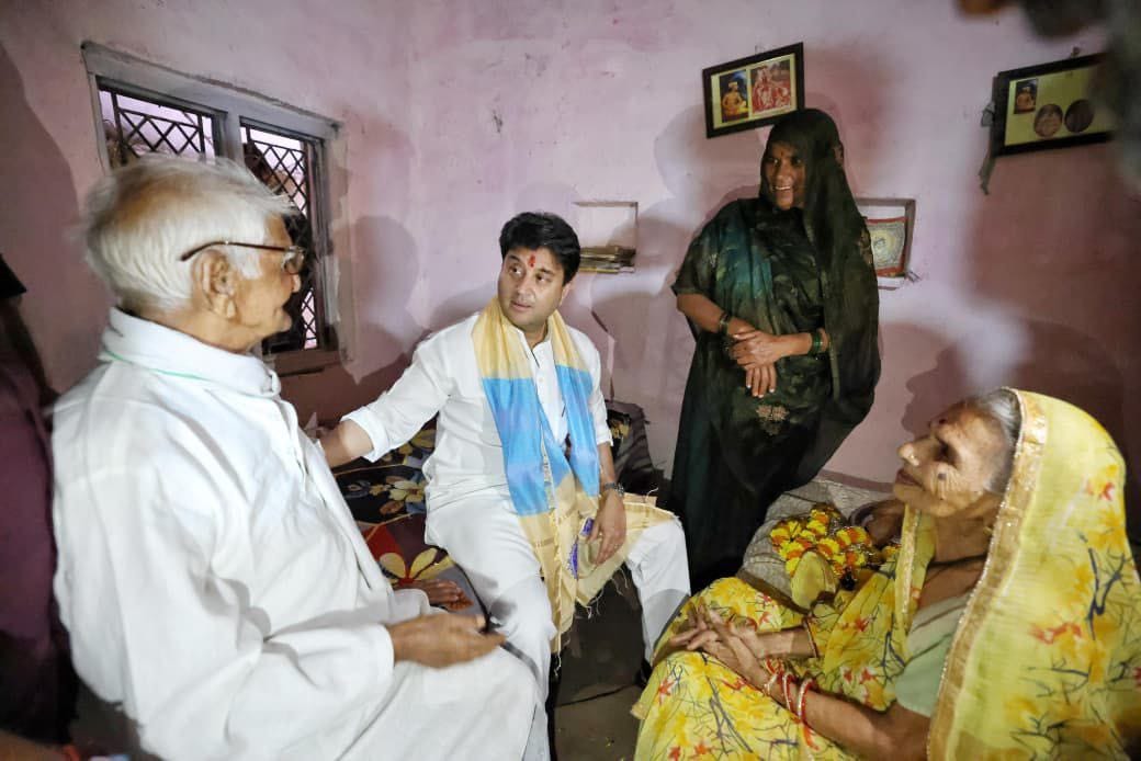 ये घर हितानंद शर्मा जी का है, भाजपा के संगठन महामंत्री जैसे पद के व्यक्ति का घर देखकर लगता है कि आज के दौर में ऐसा भी संभव है क्या? जब ज्योतिरादित्य सिंधिया गुना में हितानंद शर्मा के घर पर उनके माता और पिताजी से मिलने पहुंचे।