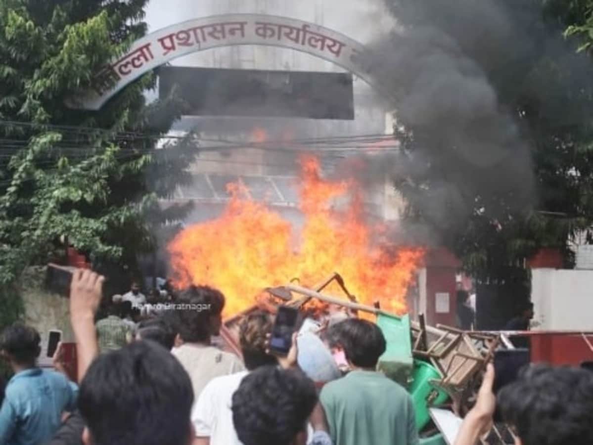 नेपाल में आंदोलन की आग भारत-नेपाल सीमा तक पहुंची