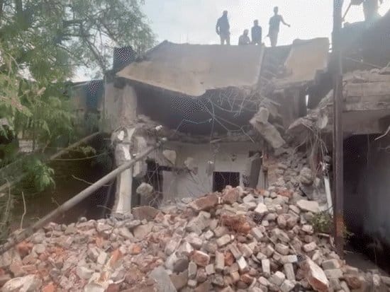भोपाल में बुलडोजर से अवैध मकानों पर कार्रवाई