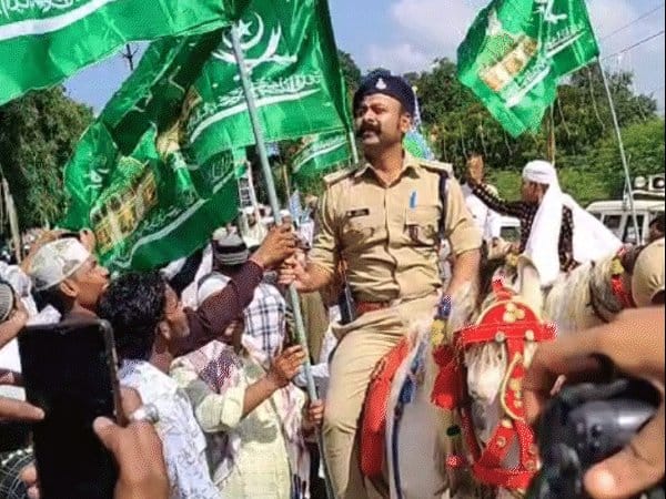 छतरपुर में पुलिस अधिकारी  धार्मिक जुलूस में झंडा लिए दिखे