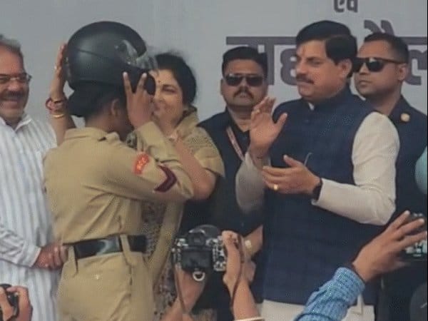 भोपाल के  अटल पथ  पर मुफ्त  हेलमेट  वितरण में मची अफरातफरी