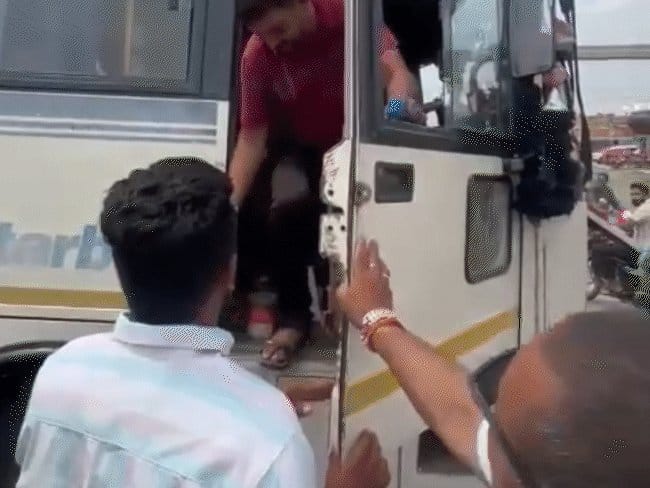 इंदौर-उज्जैन रोड  पर बस चालक की पिटाई का वीडियो वायरल