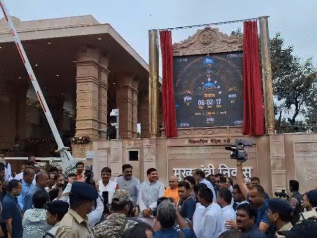 मुख्यमंत्री निवास  में वैदिक घड़ी का अनावरण