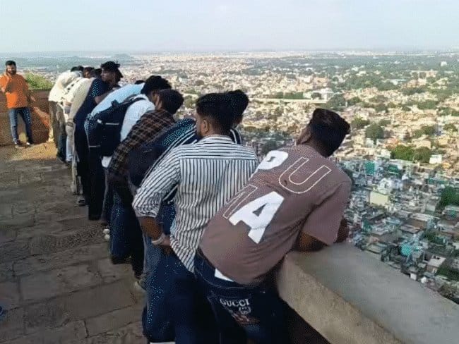 ग्वालियर किले  से युवक ने लगाई छलांग