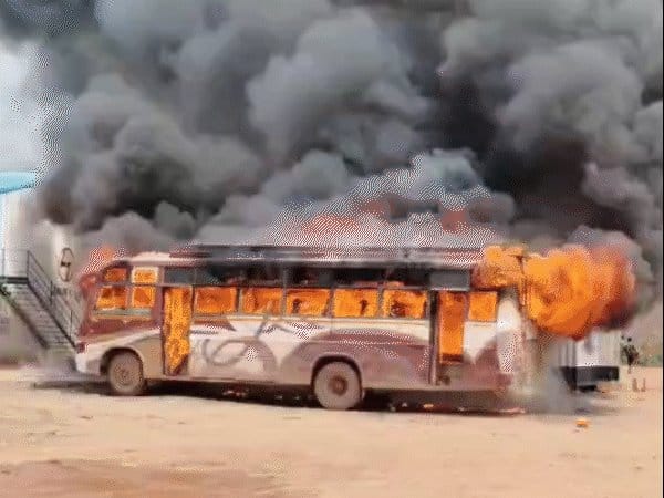 बस हादसे  के बाद प्रदर्शन और आगजनी से बढ़ा तनाव