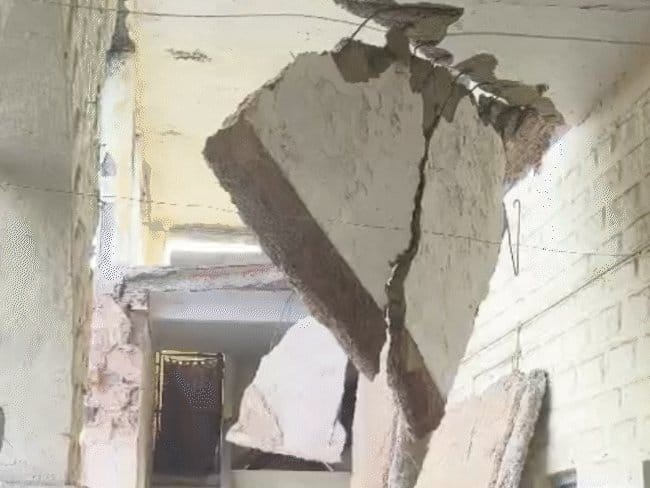 हमीदिया कॉलेज  का जर्जर हिस्सा गिरा, बड़ा हादसा टला