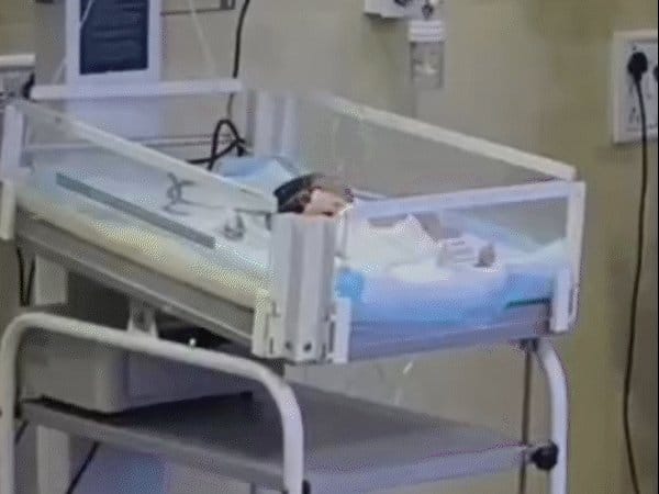 बुरहानपुर अस्पताल  में नाबालिग ने बच्ची को जन्म देकर खिड़की से फेंका