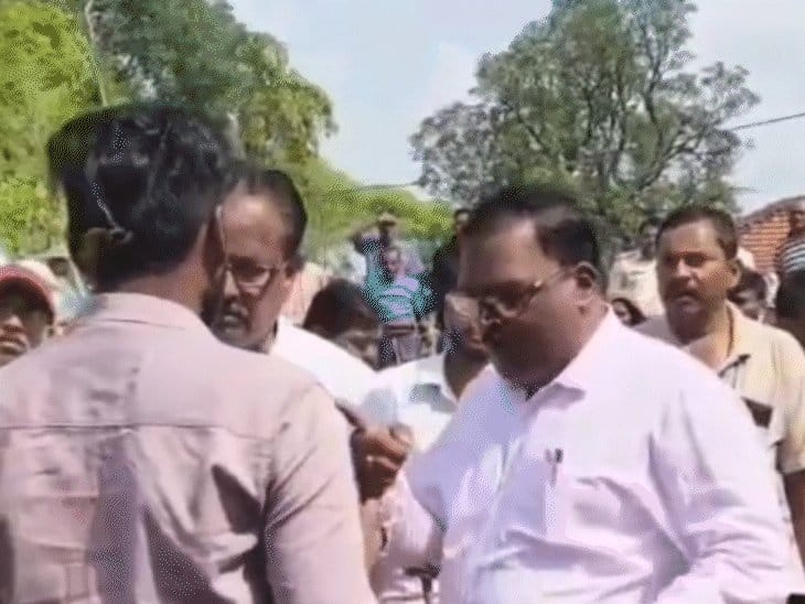 किसान की कॉलर पकड़ने  पर तहसीलदार सस्पेंड,  रीवा कमिश्नर  ने की कार्रवाई