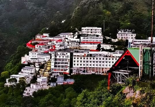 खराब मौसम से फिर रुकी  वैष्णो देवी यात्रा