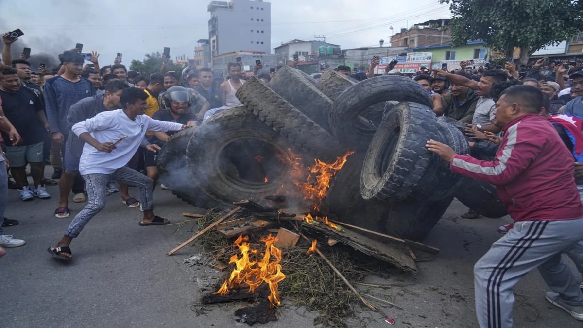 नेपाल में हिंसा  के बीच कर्फ्यू, प्रदर्शनकारियों ने नेताओं के घरों पर हमला
