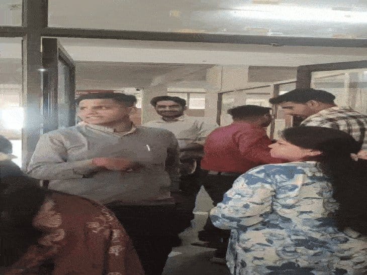 डॉक्टर बनने का सपना  अधूरा, बीएचएमएस छात्रों का प्रदर्शन