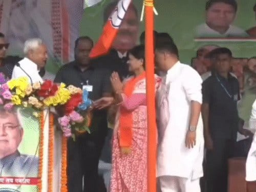 नीतीश कुमार  का चुनाव प्रचार में अनोखा अंदाज, महिला कैंडिडेट को पहनाई माला