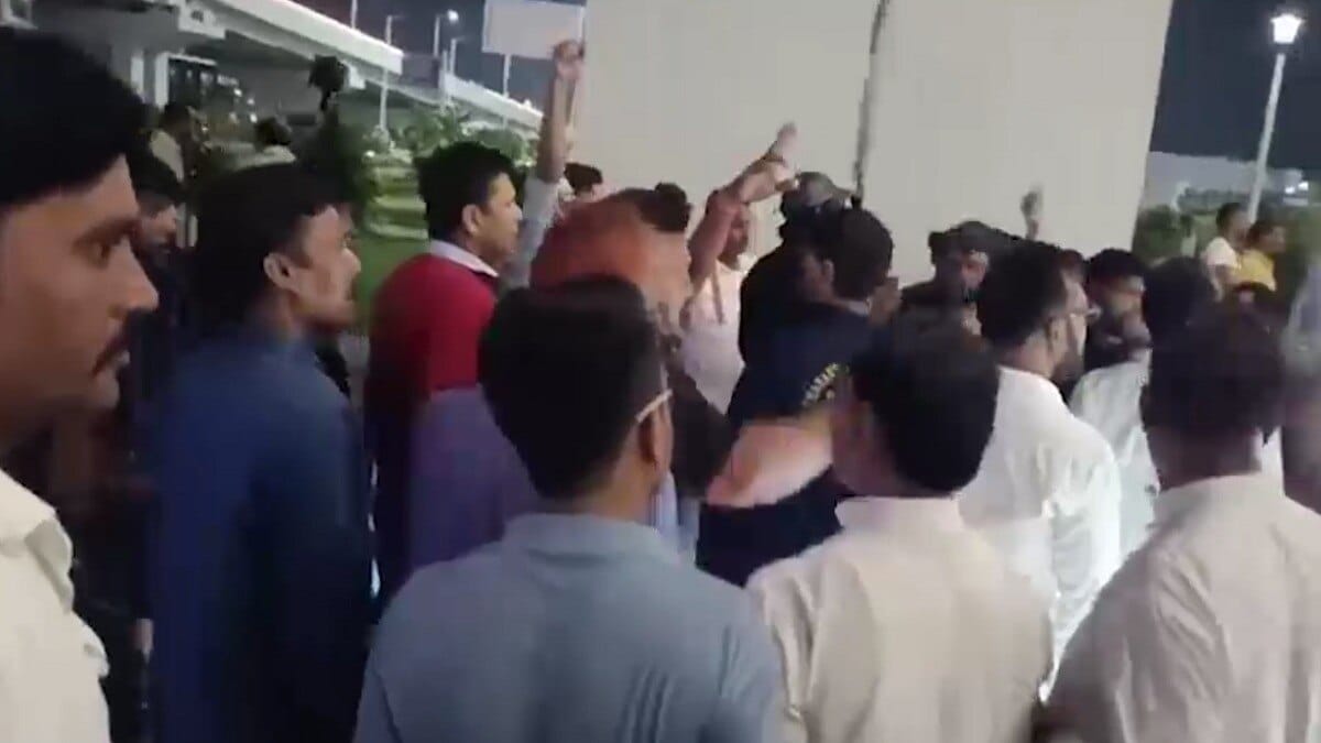 पटना एयरपोर्ट  पर कांग्रेस और पप्पू यादव समर्थकों में  मारपीट