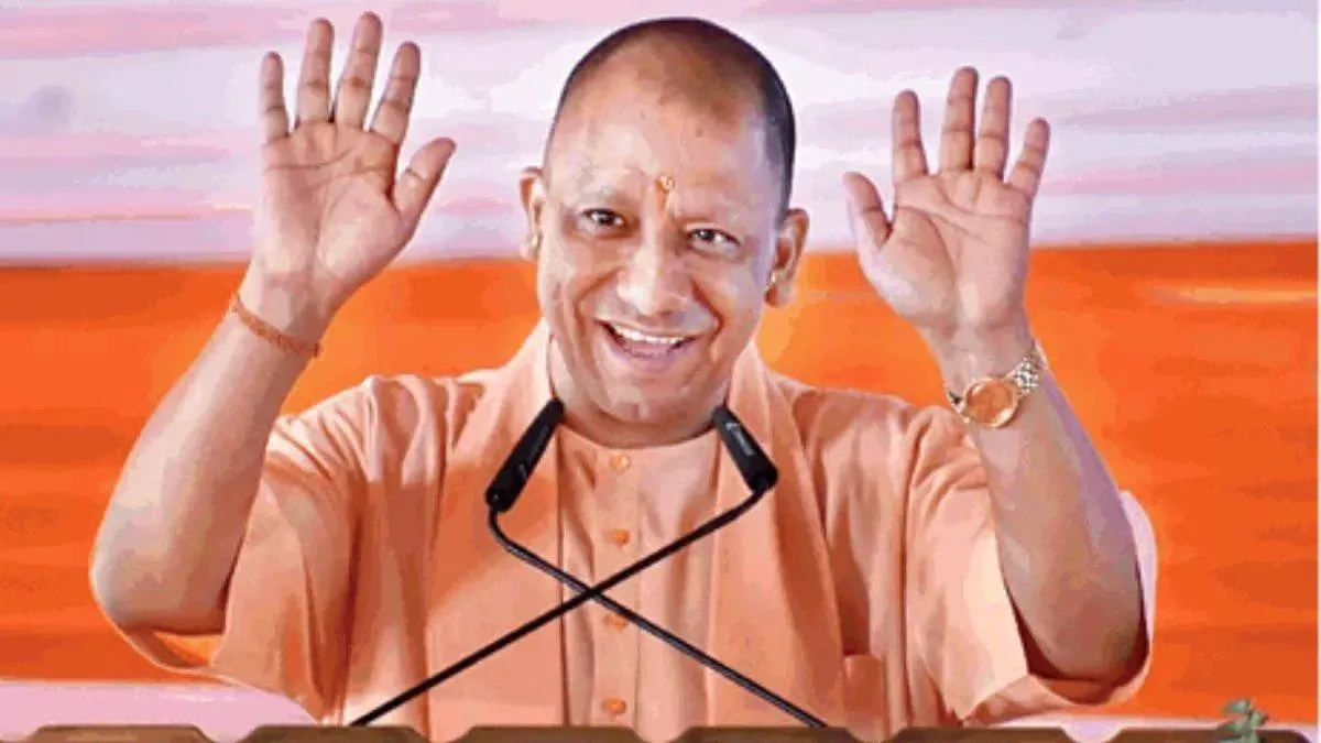 सफाईकर्मियों को CM योगी  का तोहफा, आयुष्मान कार्ड और सम्मान की घोषणा