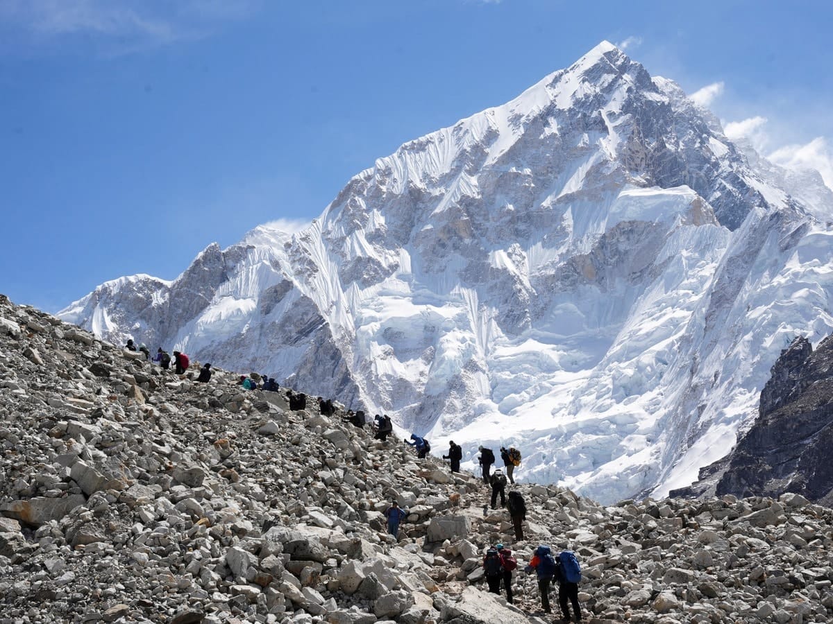 माउंट एवरेस्ट  पर बर्फीले तूफान में फंसे 1000 लोग, ग्रामीण कर रहे  बचाव अभियान