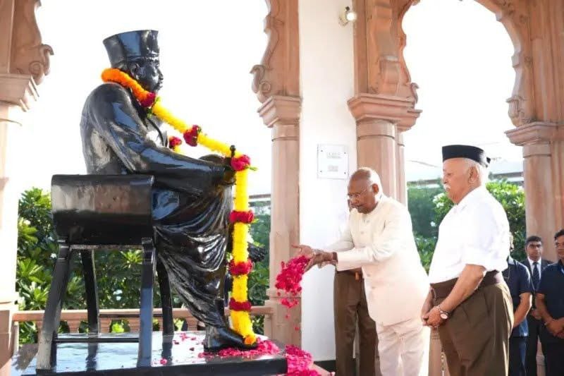 मोहन की मानें तो 'संघ के मन' में 'महात्मा' और 'हिंदू राष्ट्र' की 'आत्मा' है...(कौशल किशोर चतुर्वेदी )