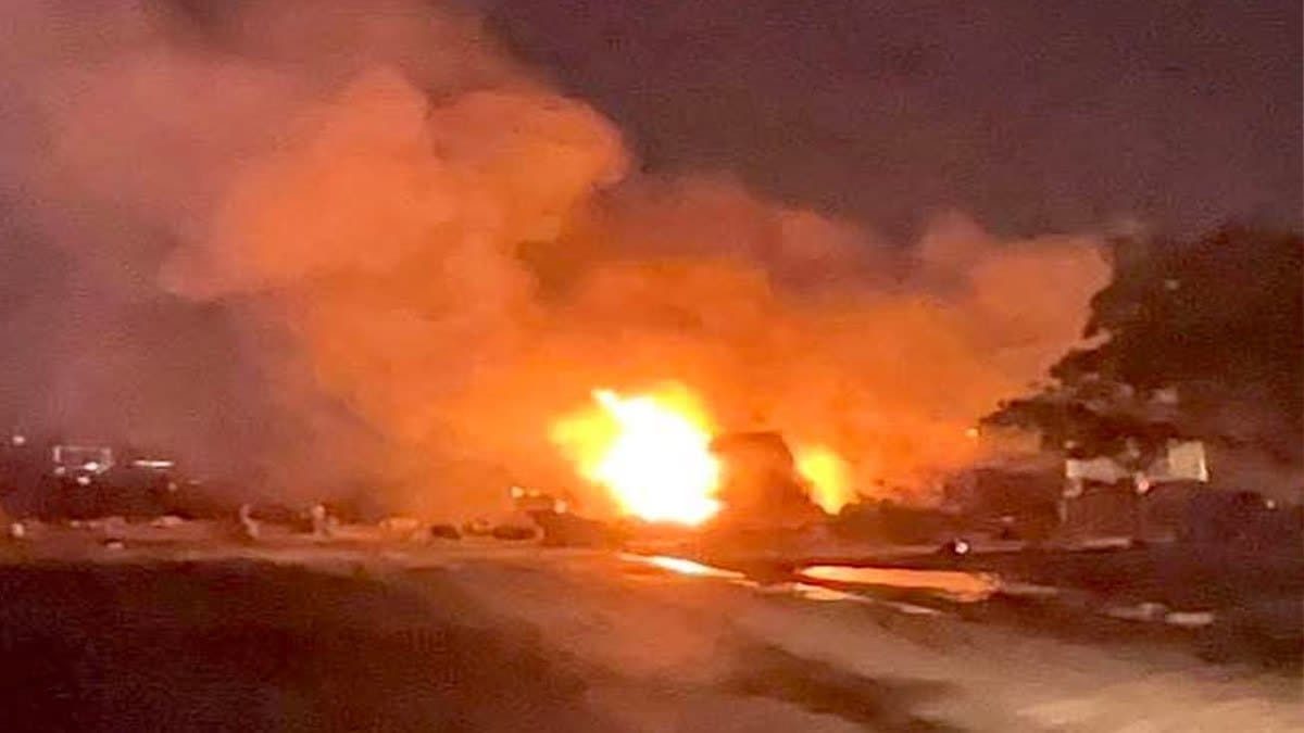 जयपुर-अजमेर हाईवे पर मंगलवार रात 10 बजे LPG गैस सिलेंडर से भरे खड़े ट्रक को केमिकल के टैंकर ने टक्कर मार दी। इससे ज्वलनशील केमिकल से भरे टैंकर के केबिन में आग लग गई। इस कारण सिलेंडरों में ब्लास्ट हो गया।

एक के बाद एक 200 सिलेंडर फट गए। कुछ सिलेंडर 500 मीट