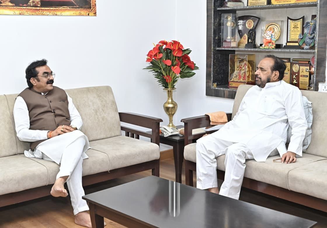 मध्यप्रदेश सरकार के लोक निर्माण मंत्री श्री राकेश सिंह  ने पूर्व मंत्री एवं रहली विधानसभा के वरिष्ठ विधायक श्री गोपाल भार्गव जी से  उनके भोपाल स्थित निवास पर पहुंचकर मुलाकात की