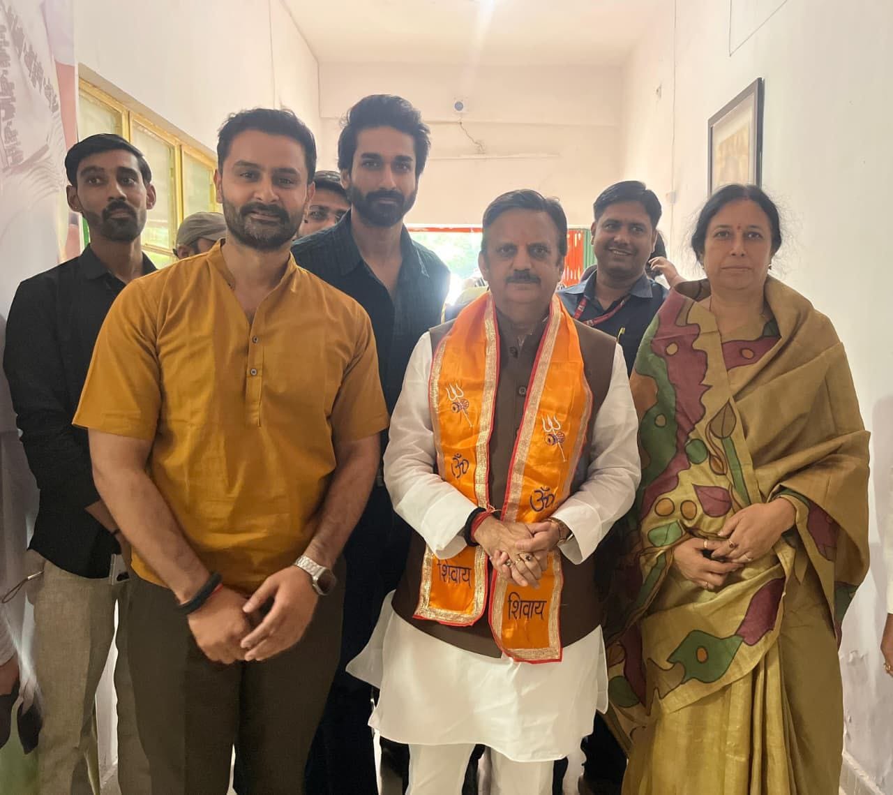 (सागर) प्रवास पर पधारे मध्यप्रदेश के उपमुख्यमंत्री एवं सागर जिले के प्रभारी मंत्री डॉ. राजेंद्र शुक्ल ज का महापौर श्रीमती संगीता सुशील तिवारी  ने धर्मश्री स्थित भाजपा कार्यालय में स्वागत किया।