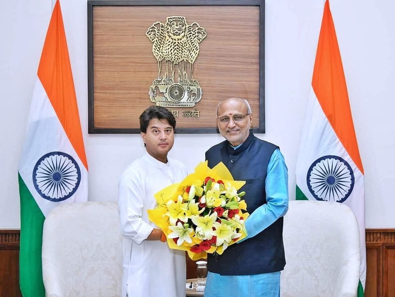 उपराष्ट्रपति श्री सीपी राधाकृष्णन से केंद्रीय मंत्री ज्योतिरादित्य सिंधिया ने भेंट की। इस अवसर पर  सिंधिया ने उपराष्ट्रपति को उनके मंत्रालय से सम्बंधित सभी विभागीय गतिविधियों और पूरे वर्ष की विकास प्रगति की संक्षिप्त जानकारी दी।