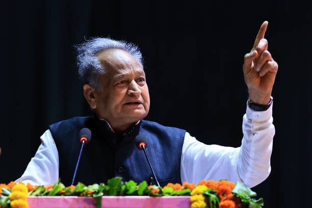 कांग्रेस के सीनियर ऑब्जर्वर अशोक गहलोत आज पटना में तेजस्वी यादव से मुलाकात करेंगे।कांग्रेस की सीटों पर राजद प्रत्याशियों के नामांकन वापसी पर महत्वपूर्ण चर्चा होगी।