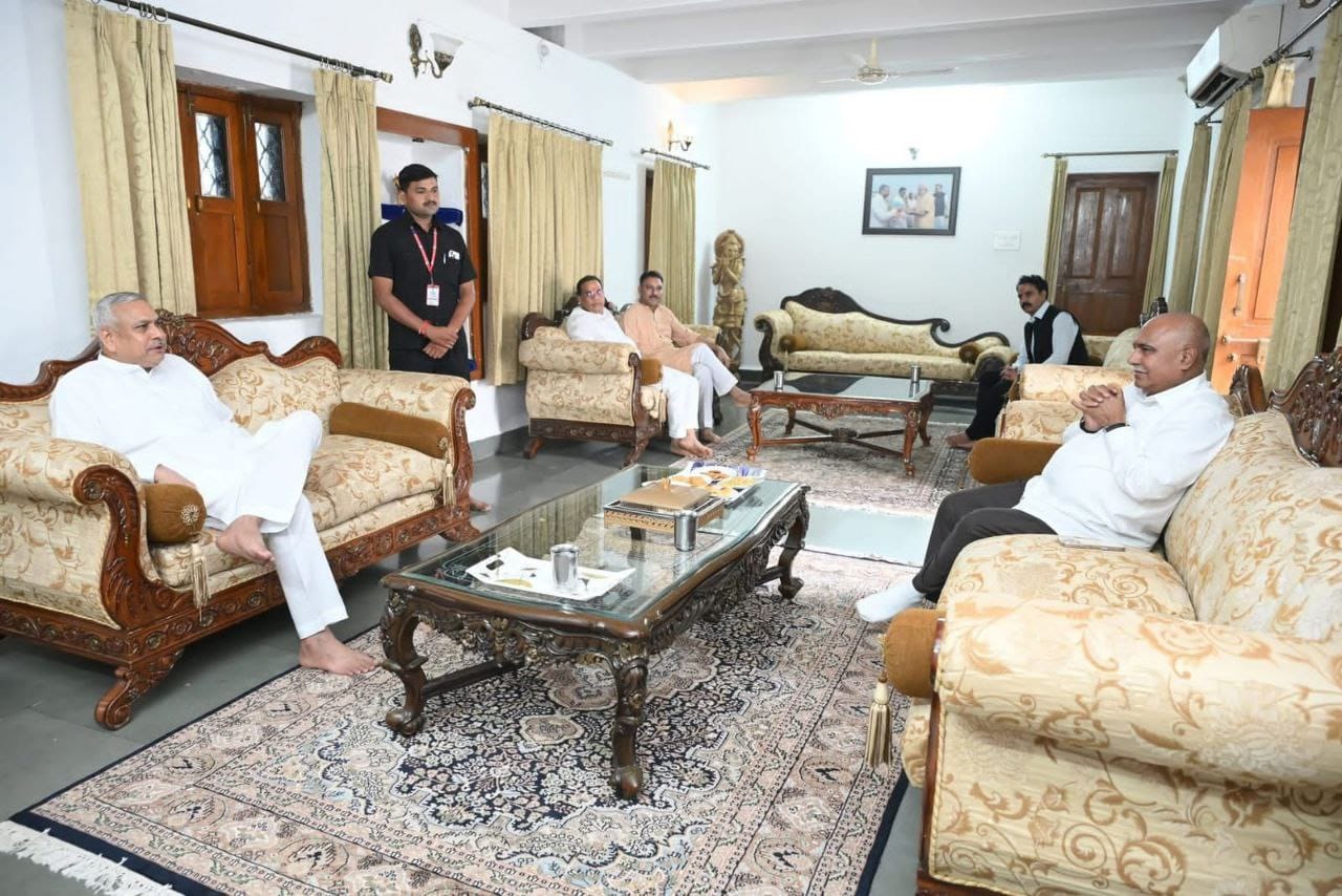 *सौदान सिंह भाजपा के राष्ट्रीय उपाध्यक्ष और संघ के प्रचारक से मिलने पहुंचे भाजपा प्रदेश अध्यक्ष हेमंत खंडेलवाल, टीम हेमंत के आने के बाद यह पहली मुलाकात विदिशा के काग़पुर  कोठी में हुई