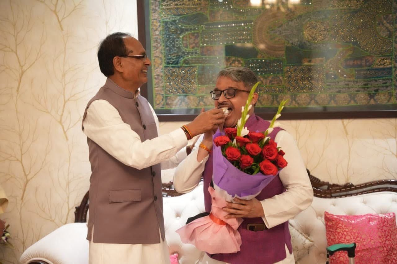 भाजपा के प्रदेश मंत्री के तौर पर दूसरी पारी का आगाज करने से पहलेरजनीश अग्रवाल ने दीपावली की शुभकामनाओं के साथ पूर्व मुख्यमंत्री शिवराज सिंह चौहान का आशीर्वाद लिया