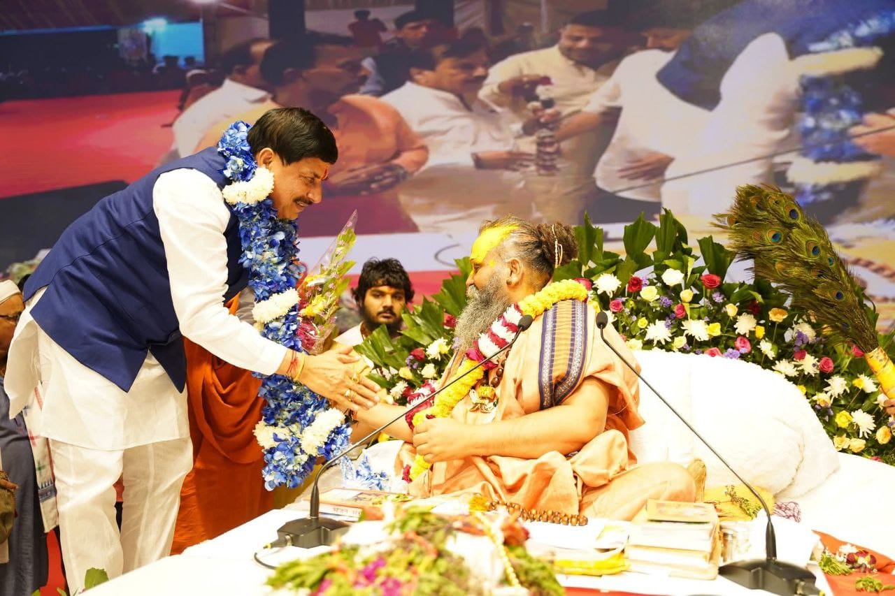 मुख्यमंत्री डॉ मोहन यादव ने इंदौर में परम पूज्य मलूक पीठाधीश्वर राजेंद्र दास देवाचार्य जी महाराज के मुखारविंद से श्रीमद्भागवत कथा का श्रवण किया।