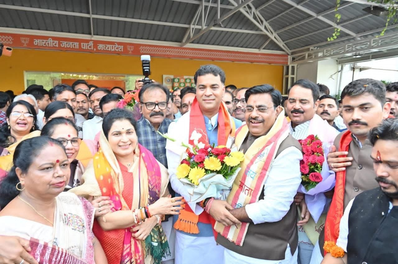 मध्य प्रदेश भाजपा के नवागत प्रदेश महामंत्री राहुल कोठारी ने सबसे पहले प्रदेश कार्यालय पहुंचकर पार्टी नेताओं और अपने समर्थकों के बीच कार्यभार संभाला