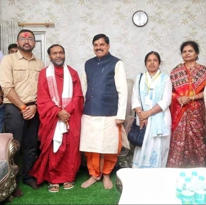 मुख्यमंत्री डॉ मोहन यादव ने आज गुवाहाटी में पूज्य गुरुदेव उत्तम स्वामी जी महाराज से आशीर्वाद प्राप्त किया