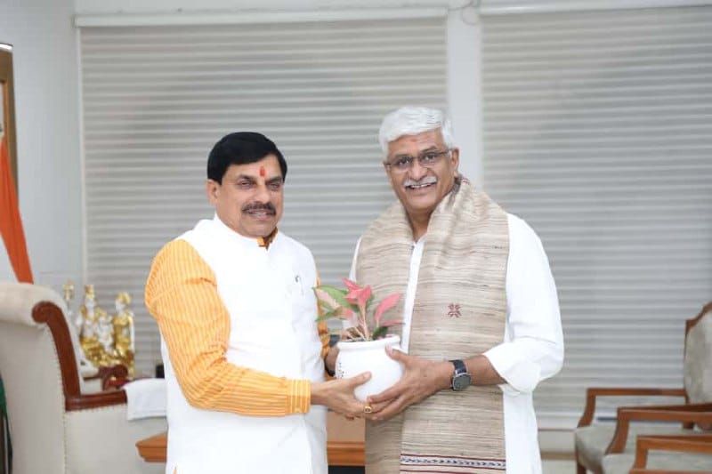 मुख्यमंत्री डॉ. मोहन यादव से शनिवार को मुख्यमंत्री निवास में केंद्रीय पर्यटन और संस्कृति मंत्री श्री गजेंद्र सिंह शेखावत ने सौजन्य भेंट की।