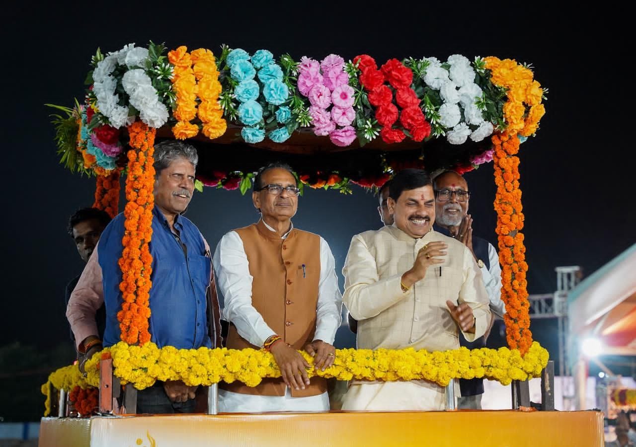 क्रिकेट और राजनीति:क्रिकेट का महारथी.. सियासत का खिलाड़ी.. मध्य प्रदेश का  सिरमौर.. क्रिकेटर कपिल देव, केंद्रीय मंत्री शिवराज सिंह चौहान और मुख्यमंत्री डॉ मोहन यादव एक साथ विदिशा में सांसद खेल महोत्सव समारोह में..
