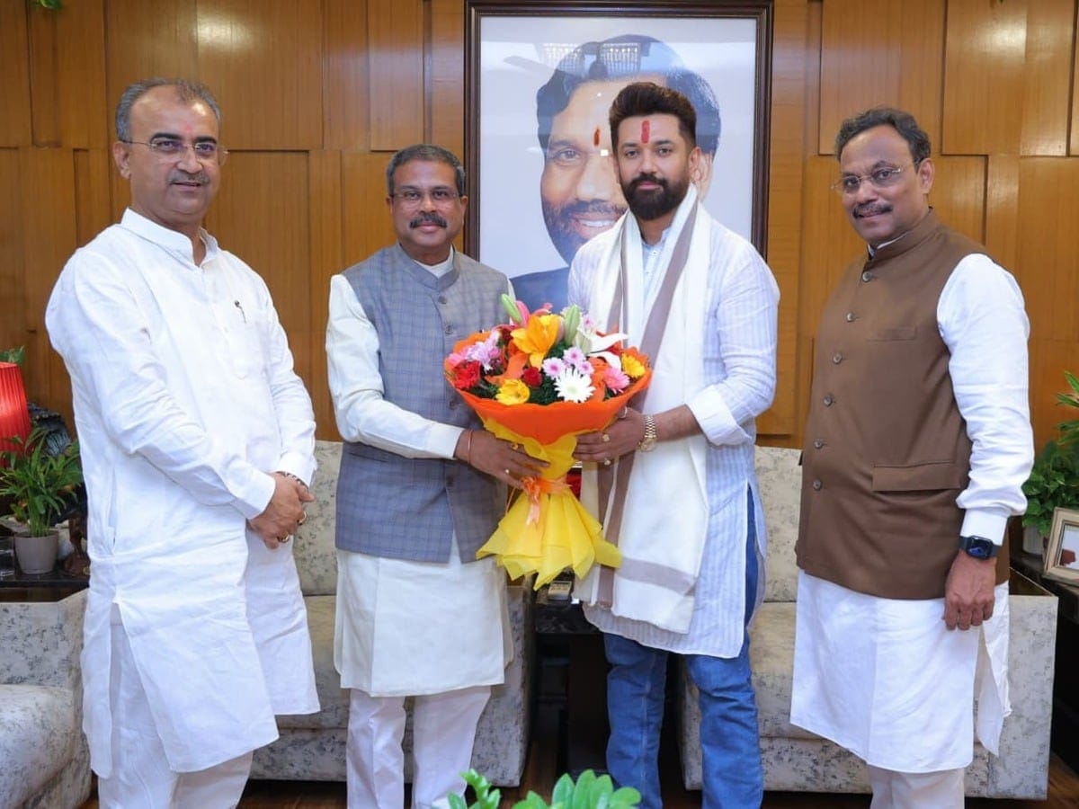 चिराग पासवान और बीजेपी के बीच  सीट बंटवारे  पर टकराव जारी