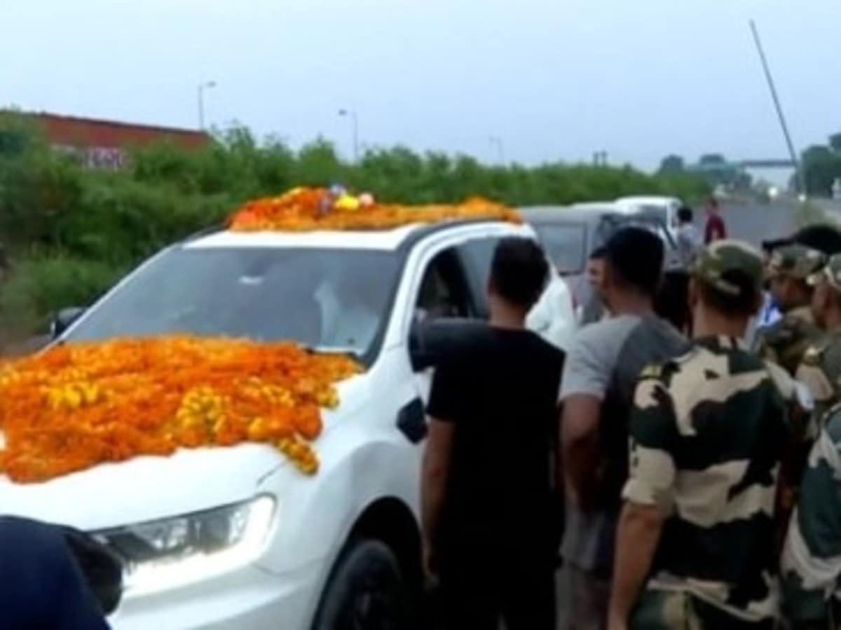 पूर्णिया में  प्रशांत किशोर  के काफिले की पुलिस ने की जांच
