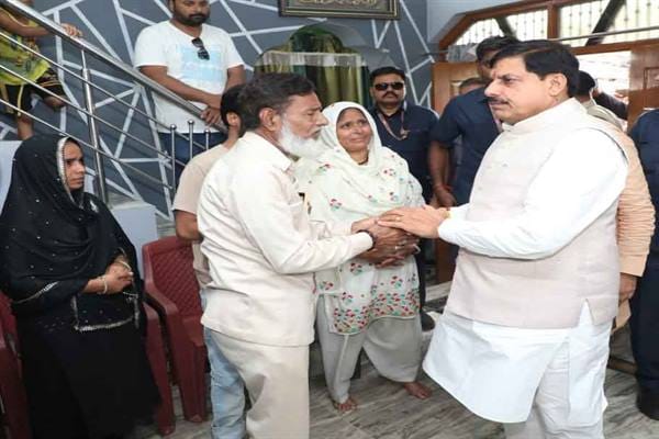छिंदवाड़ा में बच्चों की मौत  पर मुख्यमंत्री डॉ. यादव का भावुक दौरा