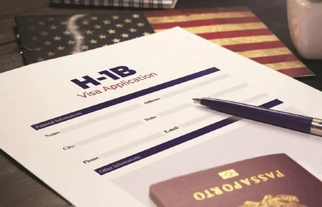 अमेरिकी सरकार ने  H-1B वीजा  धारकों को 88 लाख फीस से दी राहत