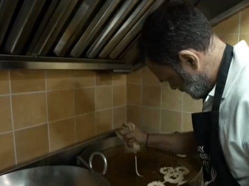 राहुल गांधी  ने पुरानी दिल्ली में दिवाली पर इमरती और लड्डू बनाए