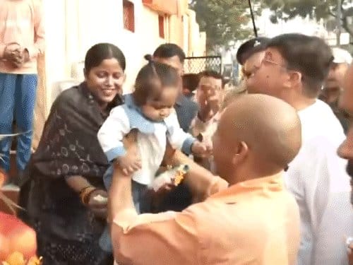 दिवाली पर योगी  अयोध्या की मलिन बस्ती पहुंचे